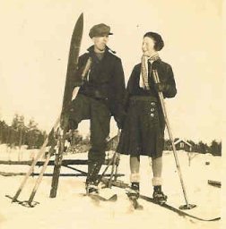 Kalle och Agnes p skidor.